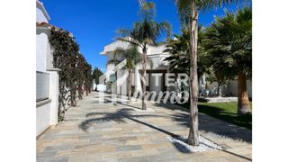 Maison à Carrer falconera 24. Empuriabrava hermosa casa moderna con piscina y amarre cerca de
