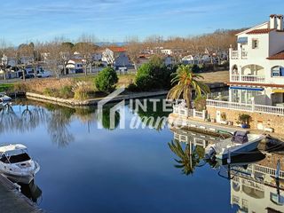 Apartament a Pasaje alberes 191. Apartamento renovado con vista al canal en empuriabrava