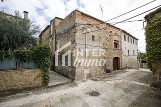 Casa in Carrer de l'esglesia 1. Casa del siglo xix con amplio terreno en palau de santa eulalia