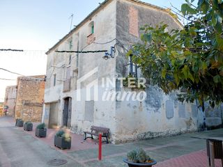Casa in Carrer sant antoni 26. Casa con gran potencial en el centro de santa llogaia