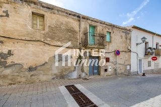 House in Carrer nou 32. Autenticidad y potencial casa de pueblo con voltes catalanes en