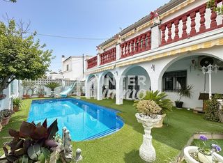 Casa a Montgri 191. Casa cerca de la playa dividida en 2 apartamentos.