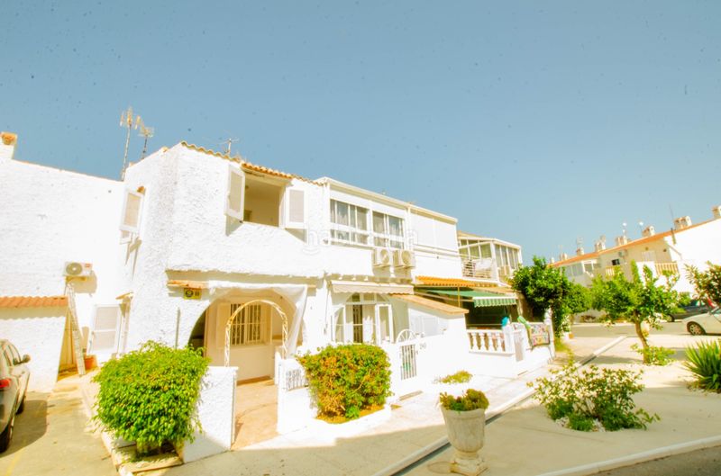 Foto 8e976b31-380e-44cb-81b1-b53bbef86e46. Casa adosada se vende bungalow 1 dormitorio zona torre del moro a 3 minutos del mar en Torrevieja