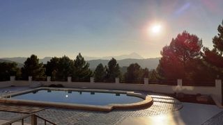 Chalet in Castalla. Se vende chalet seminuevo en zona catí de castallapetrer en alic