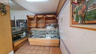 Casa a Centro. Se vende casa de 2 plantas, con panaderia y maquinaria, en elda.