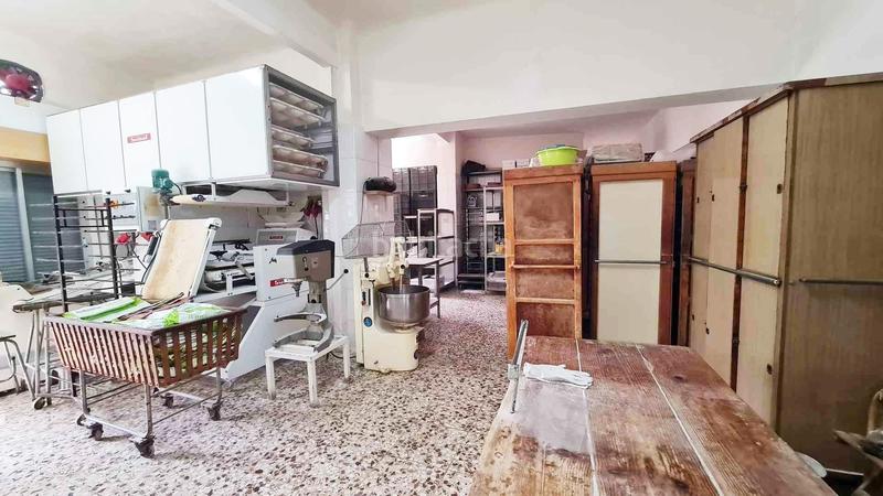 Foto 990803e9-4c17-48b8-81f5-84233c00ec52. Casa se vende casa de 2 plantas, con panaderia y maquinaria, . oportunidad de negocio en Elda