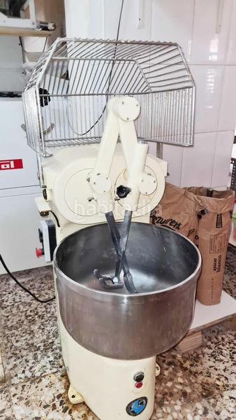 Foto d28a4bb5-cab1-4390-8ed7-60bb4e5b88df. Casa se vende casa de 2 plantas, con panaderia y maquinaria, . oportunidad de negocio en Elda