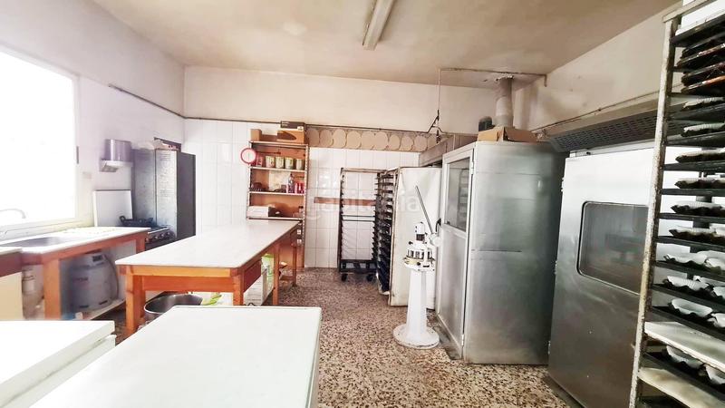 Foto e6349d6d-40da-4a81-98eb-fdc06225346c. Casa se vende casa de 2 plantas, con panaderia y maquinaria, . oportunidad de negocio en Elda