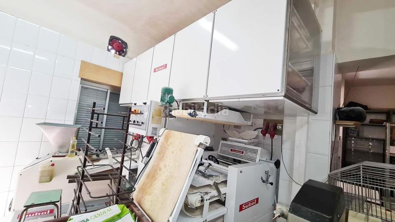 Foto e9601f04-9420-4add-af18-ea739bbe4795. Casa se vende casa de 2 plantas, con panaderia y maquinaria, . oportunidad de negocio en Elda