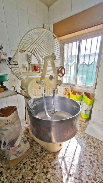 Foto f174f71b-5309-4267-a1c4-0185cbc9d211. Casa se vende casa de 2 plantas, con panaderia y maquinaria, . oportunidad de negocio en Elda