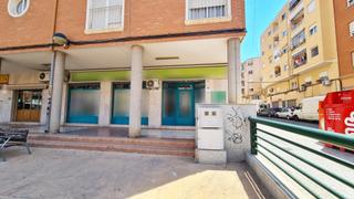 Local Comercial  Jardines rey juan carlos i. Se vende local comercial en petrer zona mercado la frontera