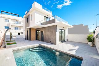 Xalet en Benijfar. Se vende chalet de obra nueva con piscina en benijofar