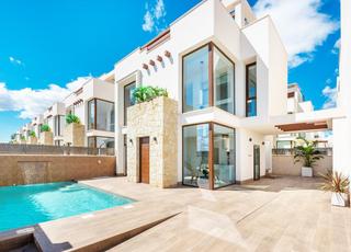 Chalet à Rojales. En venta chalet a estrenar en rojalestorrevieja, en la zona de l