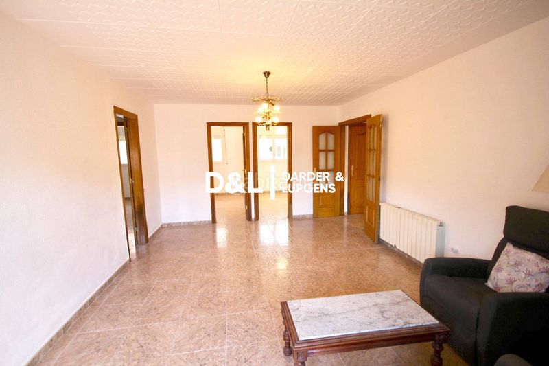 Foto 6d205ae0-cf57-42d9-a303-d5e3845fe75c. Planta baixa amb xemeneia calefacció aparcament a Cubelles