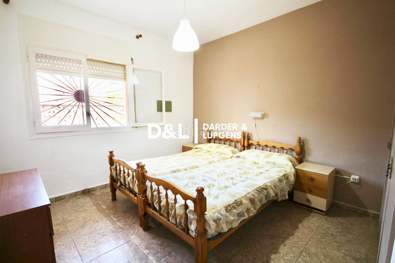 Foto 8835f459-ebae-40d3-b1ec-06464978f574. Planta baixa amb xemeneia calefacció aparcament a Cubelles