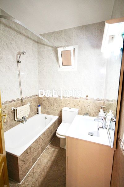 Foto bd820ad6-f8a6-46c0-a048-8caf096f438a. Planta baixa amb xemeneia calefacció aparcament a Cubelles