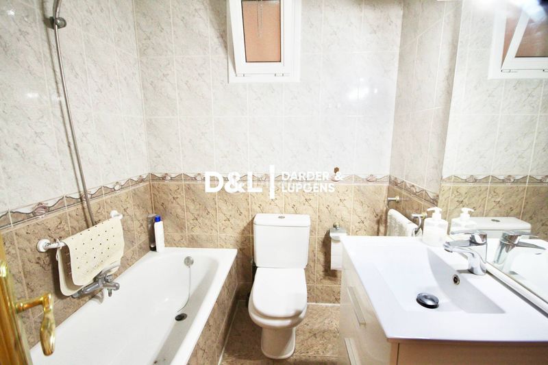 Foto bf5cc7fe-4ed6-40ca-9cb5-3e834819631d. Planta baixa amb xemeneia calefacció aparcament a Cubelles