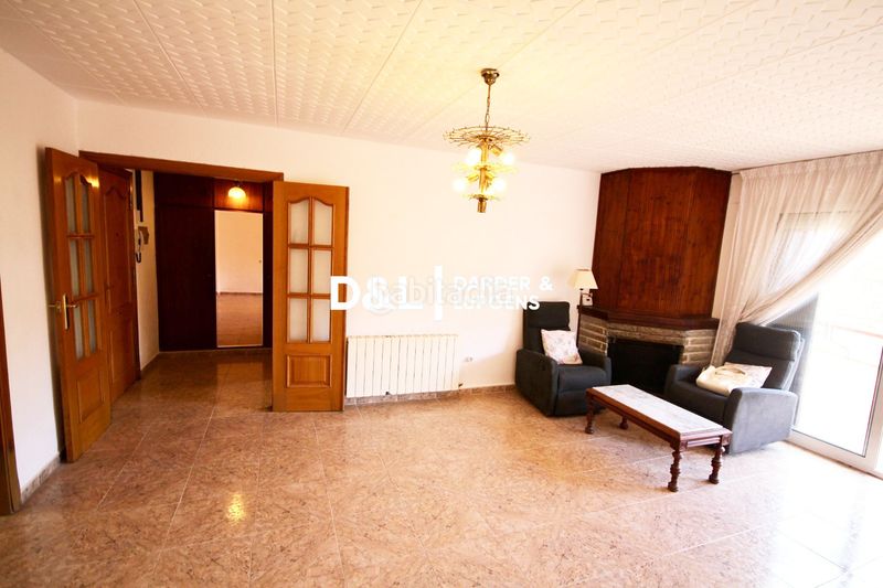 Foto caa1d57a-ea95-4e35-bbfb-2c0fa1655ce0. Planta baixa amb xemeneia calefacció aparcament a Cubelles