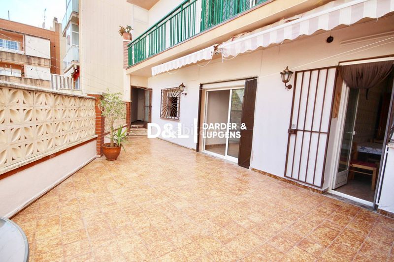 Foto e022d1f5-54ab-4780-ae8c-1c7e9d4101dd. Planta baixa amb xemeneia calefacció aparcament a Cubelles