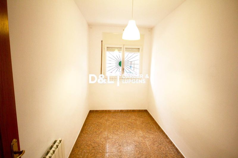 Foto e39aa2b5-8925-40ee-937f-e0391bd9a428. Planta baixa amb xemeneia calefacció aparcament a Cubelles