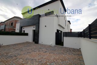 Casa adossada  Santa pola - calle josefa botella samper. Se vende adosado de 3 dormitorios, 3 baños, piscina comunitaria
