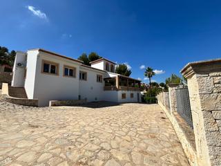 Chalet à Pedreguer. Descubre tu nuevo hogar en la sella un impresionante chalet de 4