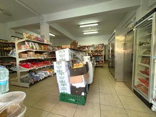 Local Comercial a Centro Urbano. Se trata de un local comercial situado en una planta baja con un