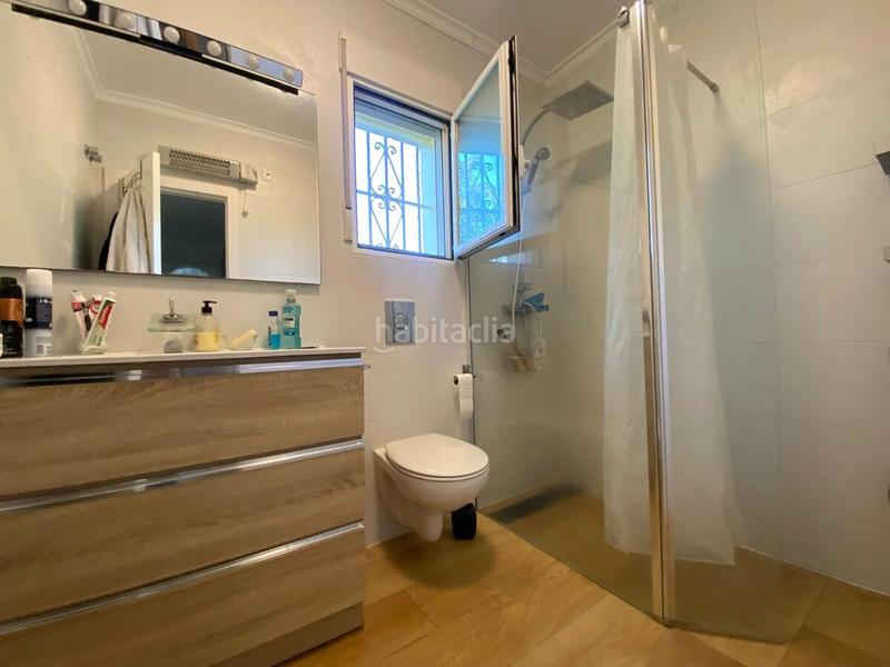 Foto 4523ee77-d1de-47d9-b183-915499172995. Apartamento este apartamento suena como un lugar maravilloso para vivir. está ubicado en una urbanización tranquila, lo que es perfecto si bus en Dénia