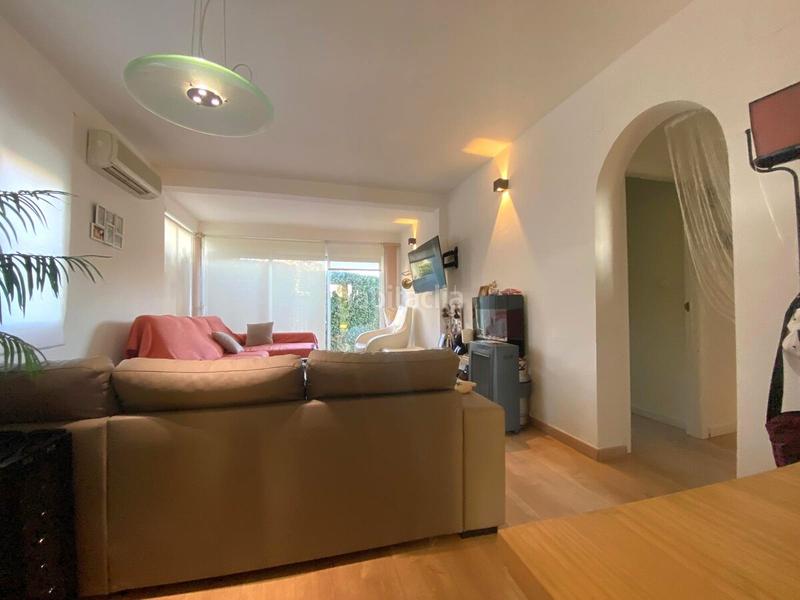 Foto 974110c6-eecb-4bea-bab6-0a6dd255bca1. Apartamento este apartamento suena como un lugar maravilloso para vivir. está ubicado en una urbanización tranquila, lo que es perfecto si bus en Dénia