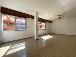 Appartement à Saladar. Amplio piso de 140 m con terraza, junto al centro urbanote prese
