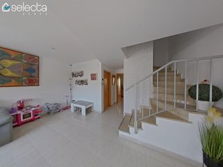 Reihenhaus in Sagra. Adosado dúplex en sagra con piscina comunitaria y garajedescubre
