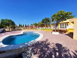 Xalet a El Toscar. Chalet con naves partida carrus