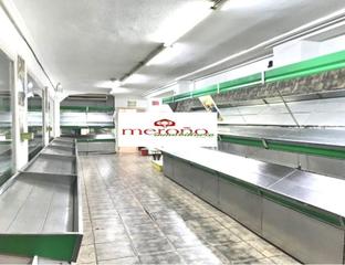 Locale commerciale in Reina Victoria - Miguel Hernández. Local pisos azules