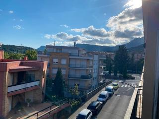 Appartement  Carrer de guillem de berguedà. Es ven pis a berga