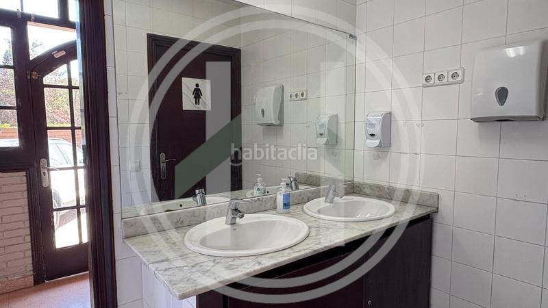 Foto c39c895b-a1bf-4009-8792-fc672fa7dc4f. Pas-de-porte local commercial dans Roca del Vallès (La)