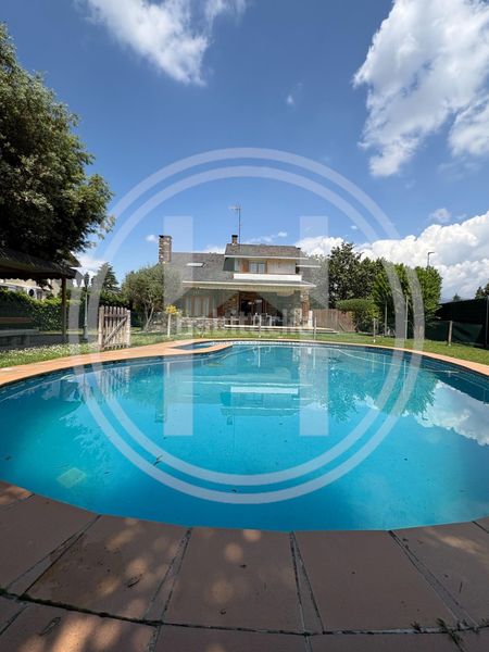 Foto 499df933-eee3-47c8-89cf-5a07f526e5f6. Casa amb calefacció aparcament piscina a Cardedeu