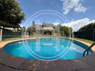 Haus  Avenida vilamajor. Casa de somni amb jardí i piscina al centre de cardedeu