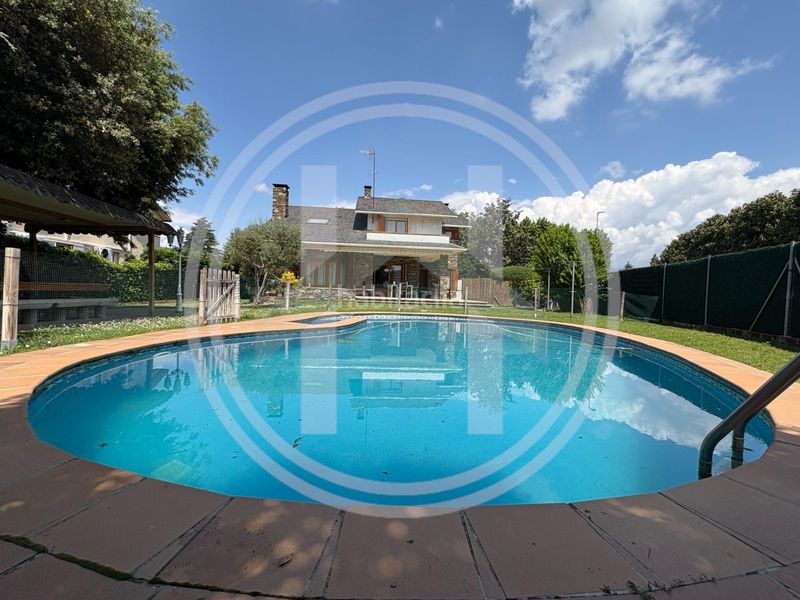 Foto f3bb3b80-3d56-484e-918c-8d4a4de759cd. Casa amb calefacció aparcament piscina a Cardedeu
