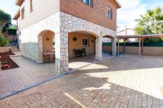 House  Carrer comtes de barcelona. Casa a cuatro vientos con jardín y piscina cerca de la costa