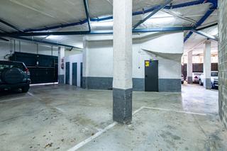 Aparcament cotxe  Carrer germanor. Parking para coche pequeño