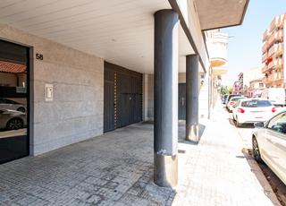 Aparcament cotxe  Carrer germanor. Parking para coche pequeño