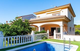 Casa  Calle del pintor dalí. Casa independiente con piscina privada y gran terreno