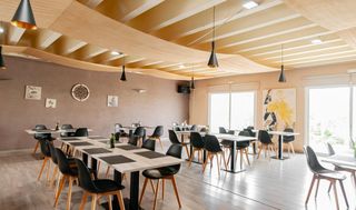Lloguer Local Comercial  Serra. Local con gran jardín y espacios versátiles, ideal para restaura