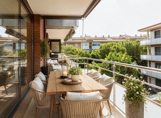 Pis  Avenida europa. Vivienda con terraza, vistas a piscina y confort premium en gavà