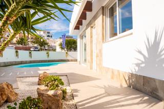 Chalet  Calle pico de la sagra. Villa independiente con piscina y jardin privado