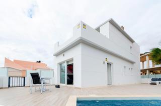 Chalet  Calle abubilas. Villa independiente con piscina privada en torrevieja