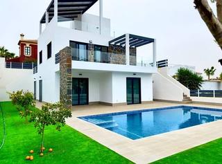 Chalet  Calle onda. Villa en primera linea de golf