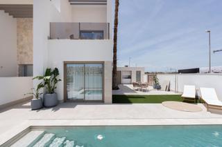 Chalet  Calle soria. Chalet de 3 dormitorios con piscina privada en ciudad quesada
