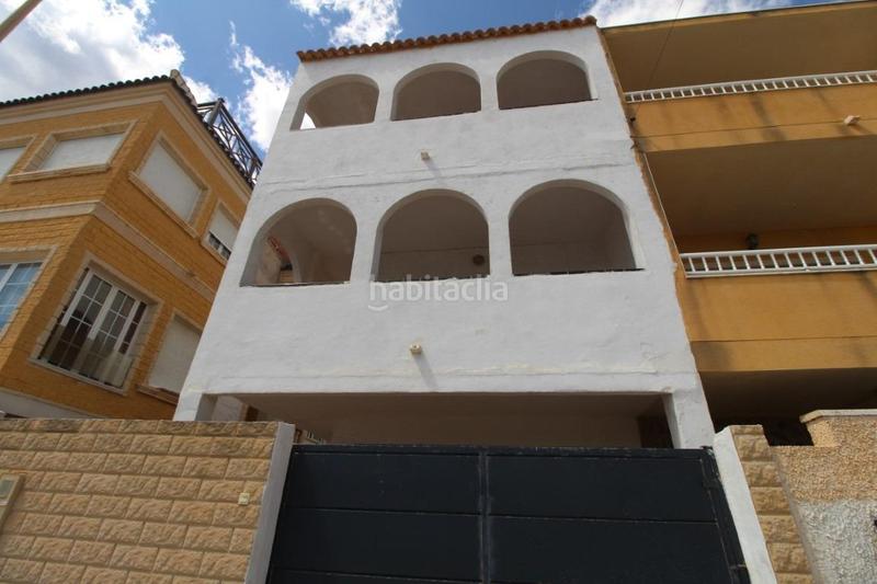 Foto b2cde0aa-b8b1-4126-a41c-48610ce8766b. Chalet with parking in Zona los Frutales Torrevieja