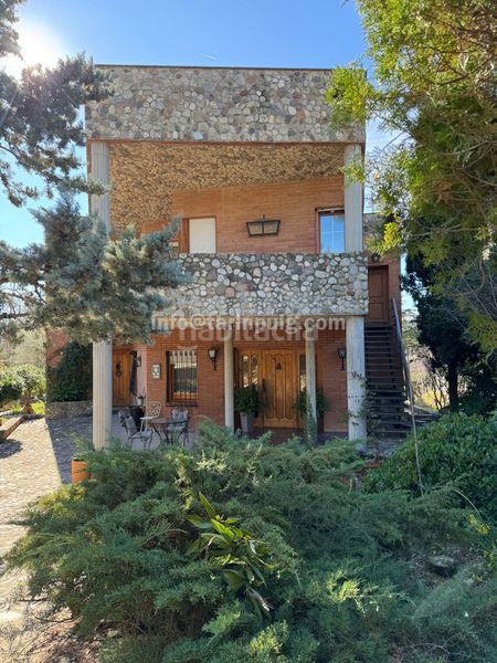 Foto dd0f8989-cbff-4df9-903a-23a9ac25ef3e. Casa amb xemeneia calefacció aparcament piscina a Begues